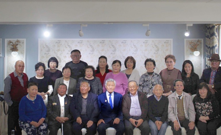 АХМАДЫН БАЯРЫГ ТОХИОЛДУУЛАН АХМАДУУДАА ХҮЛЭЭН АВЛАА